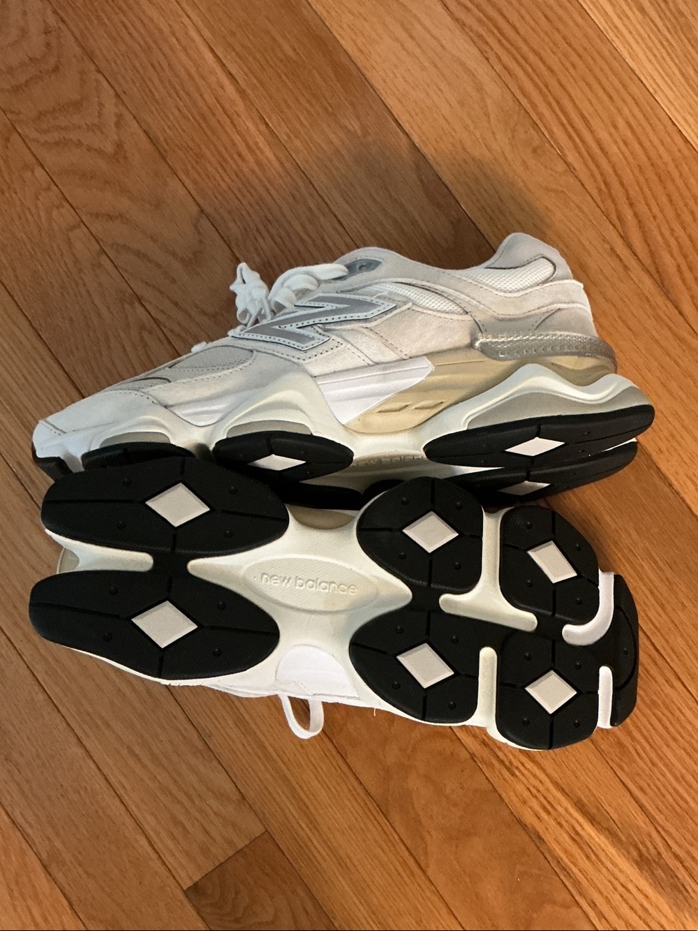 New Balance Men’s White Mesh & Leather Retro Running Sneakers - Picture 4 of 5